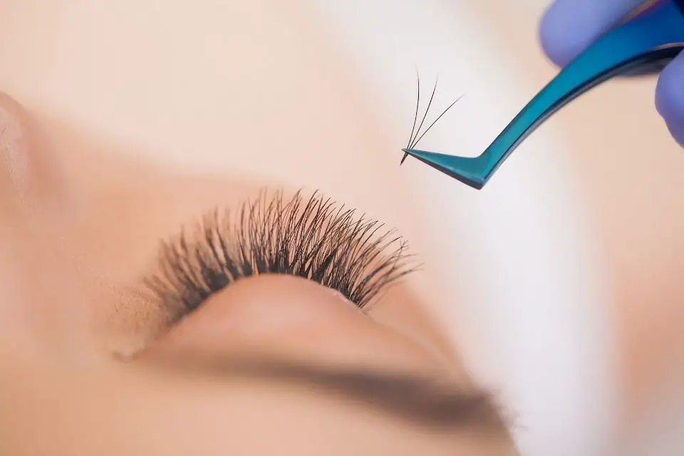 How to reverse a lash lift at the salon