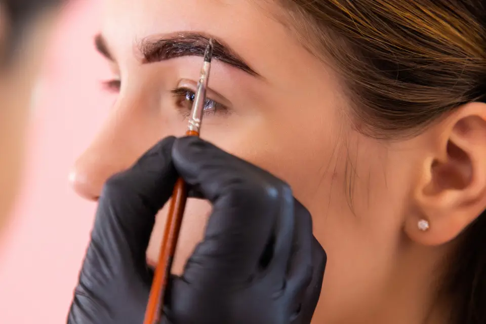 apply henna on eyelashes