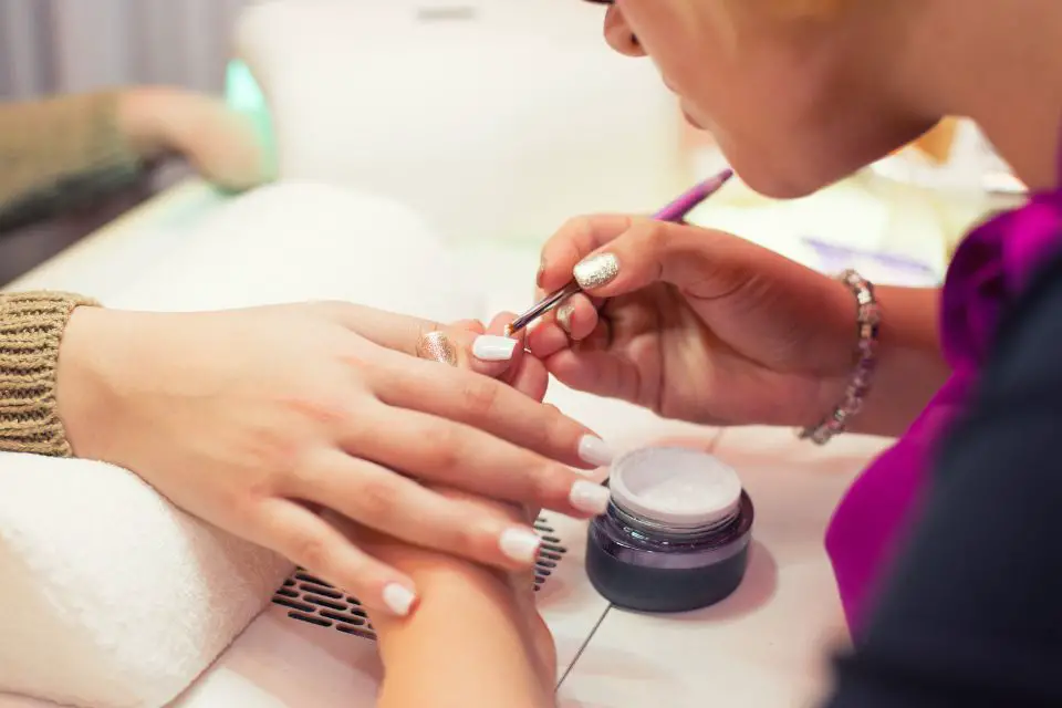 Advantages of using eyelash glue for fake nails